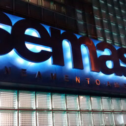 Letreiro luminoso custa de R$500 a R$1.000 o m². Entenda LED x neon, consumo, manutenção e quando ele realmente vale pra sua fachada.
