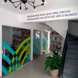 Adesivação de ambientes transforma loja e escritório em dias, sem obra. Veja tipos de vinil, onde usar, durabilidade e quando vale a pena.